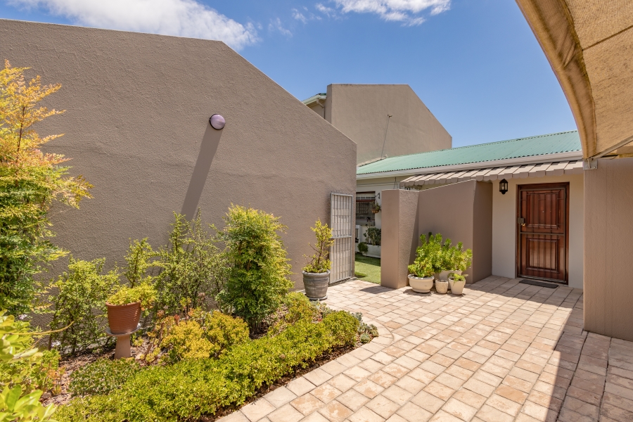 2 Bedroom Property for Sale in Oakglen Western Cape